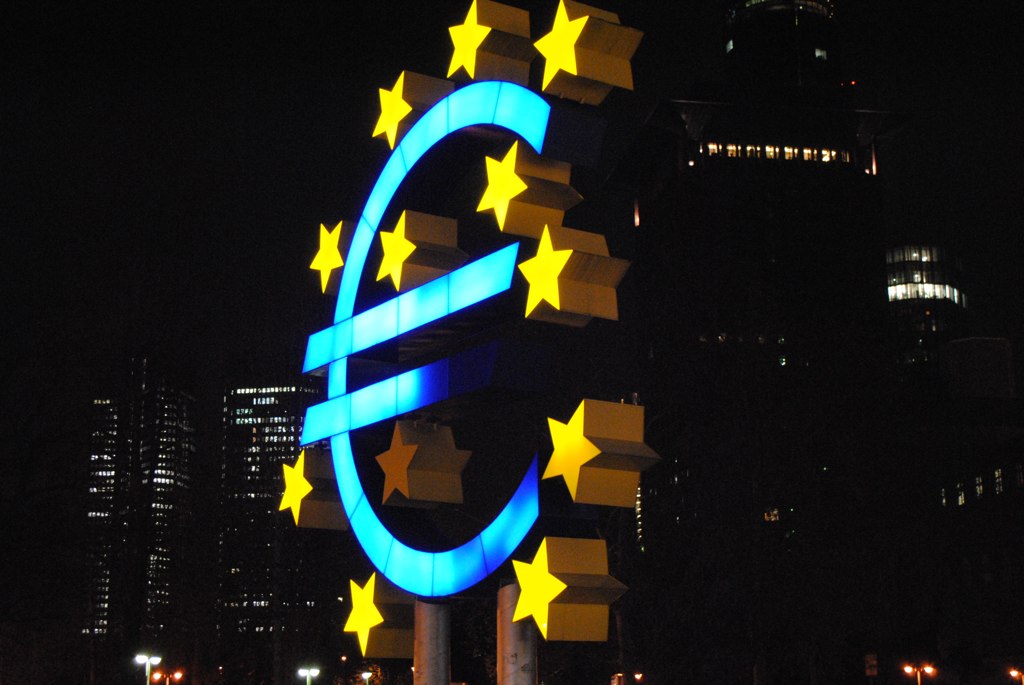 Euro Symbol Fr0ankfurt - Tabrez Syed Euro Sign, Frankfurt - CC BY 2.0